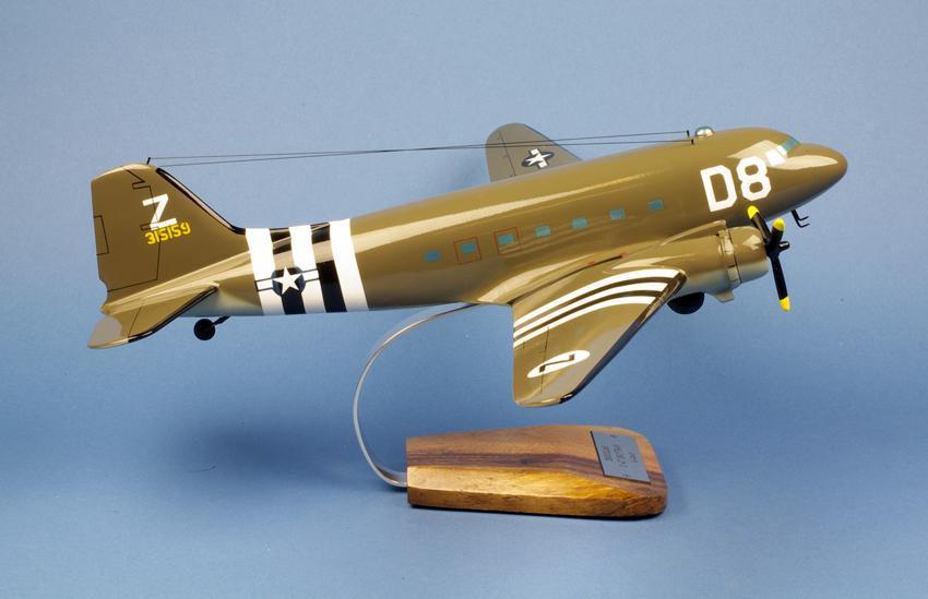 C-47 Skytrain maquette bois 1/55 54 cm socle acacia