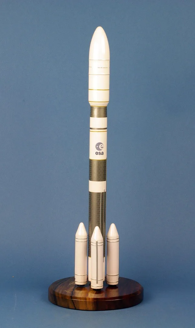 Ariane 6.4 maquette fusée bois 1/125 socle acacia