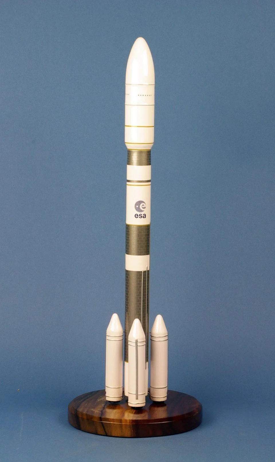 Ariane 6.4 maquette fusée bois 1/125 socle acacia