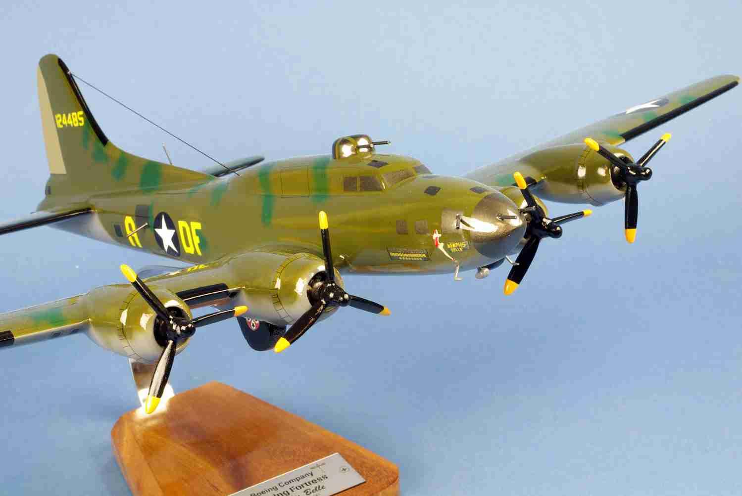 B-17F Flying Fortress Memphis Belle maquette bois 1/55