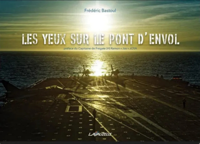 Les yeux sur le pont d'envol livre aviation porte-avions photo
