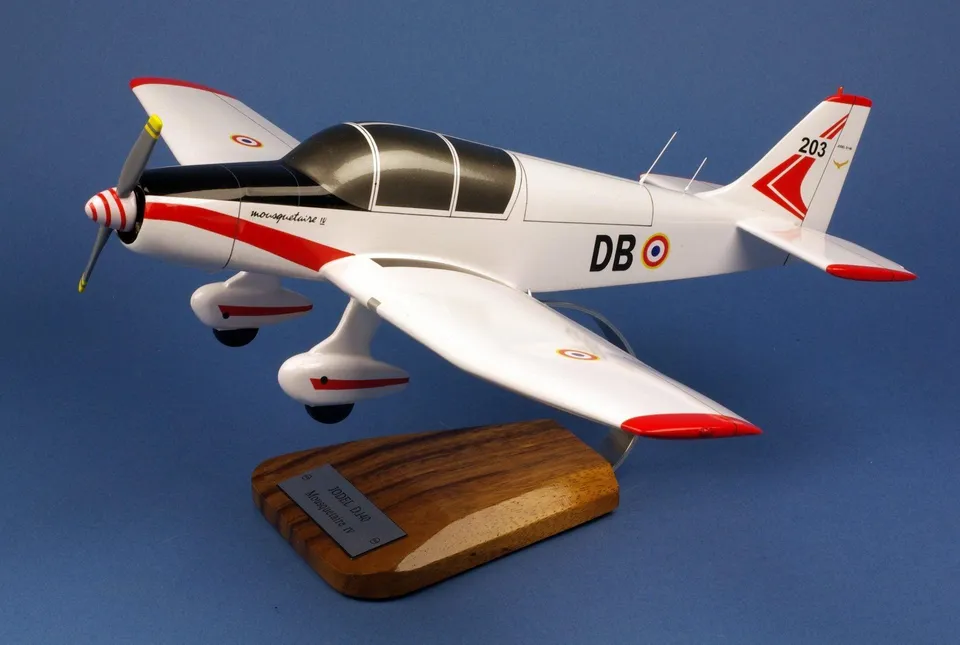 Jodel D140 Mousquetaire IV maquette avion bois 37x48cm