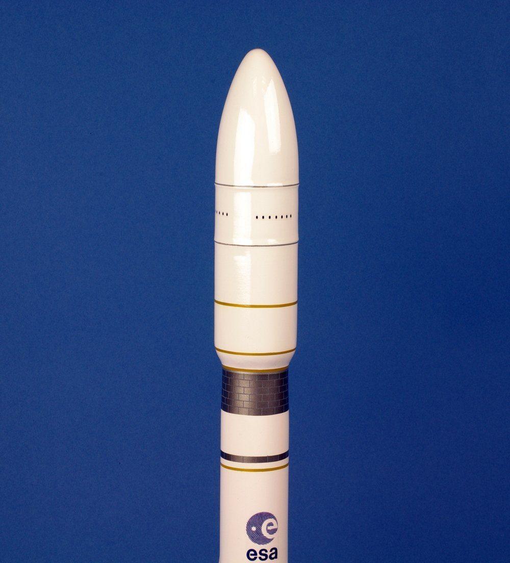 Ariane 6.4 maquette fusée bois 1/125 socle acacia