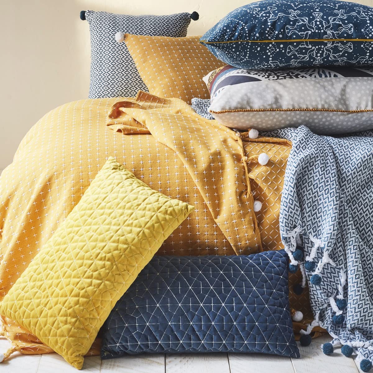 LEVASSEUR Salon & Chambre Holi Coussin pompons 40x40cm bleu