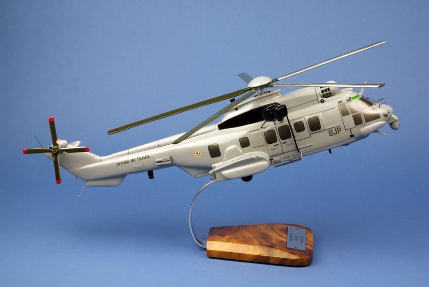 EC725 Caracal maquette bois 1/45 sur socle Acacia