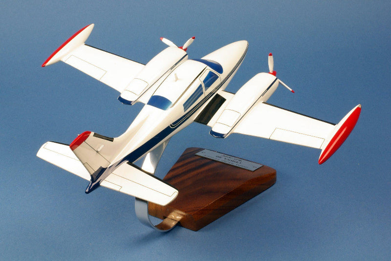Cessna 310 Blue Canoes maquette bois 1/32 42 cm peinte main