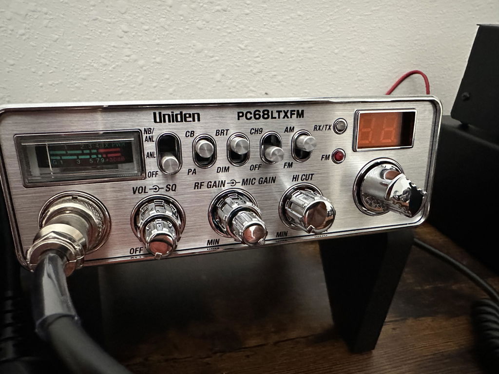 Uniden PC68LTXFM Poste CB 40 canaux AM version véhicule