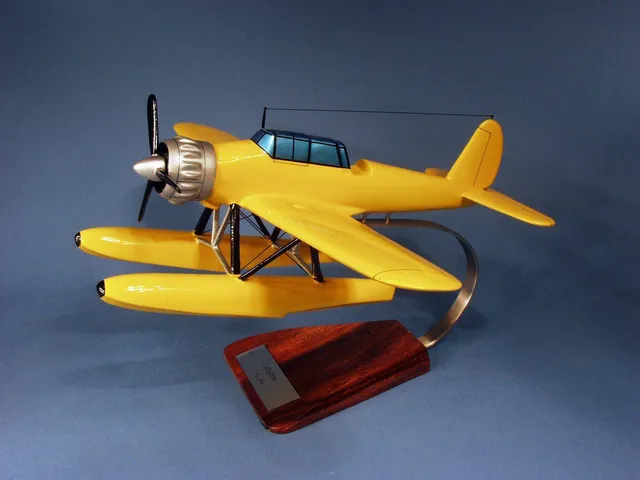 Arado Ar.196 Yellow maquette bois 1/32 39cm socle acacia