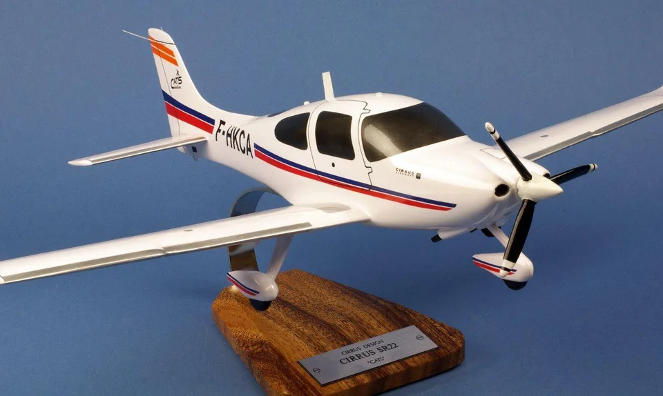 La Boutique du Pilote Cirrus SR22 maquette bois F-HKCA 36x53cm