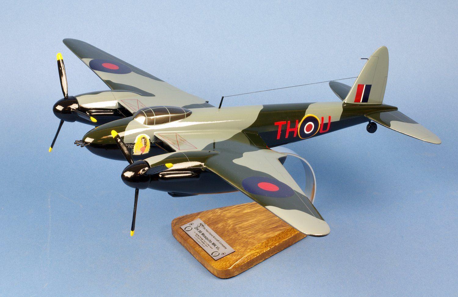De Havilland DH98 Mosquito maquette bois 1/32 sur socle
