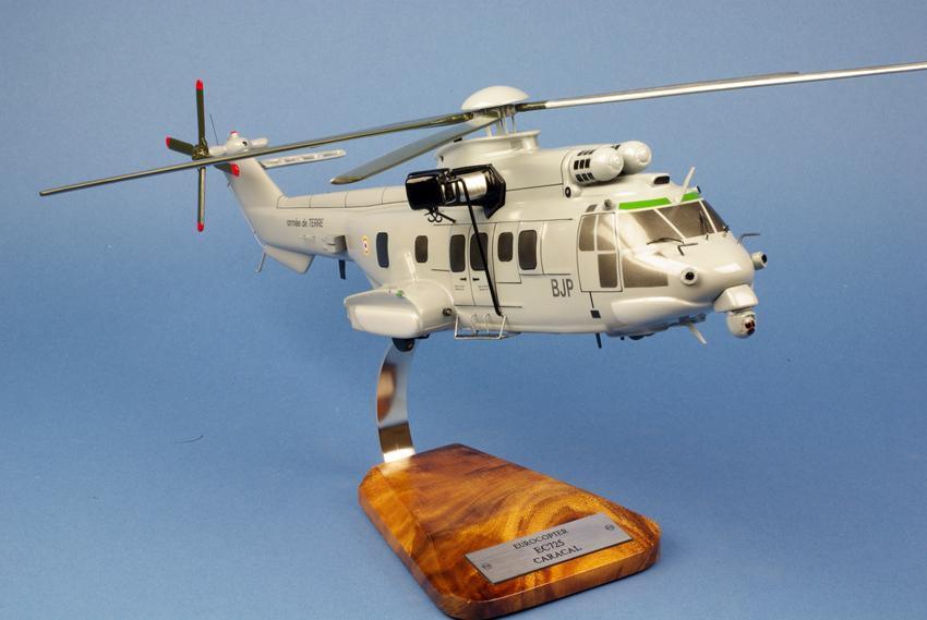EC725 Caracal maquette bois 1/45 sur socle Acacia