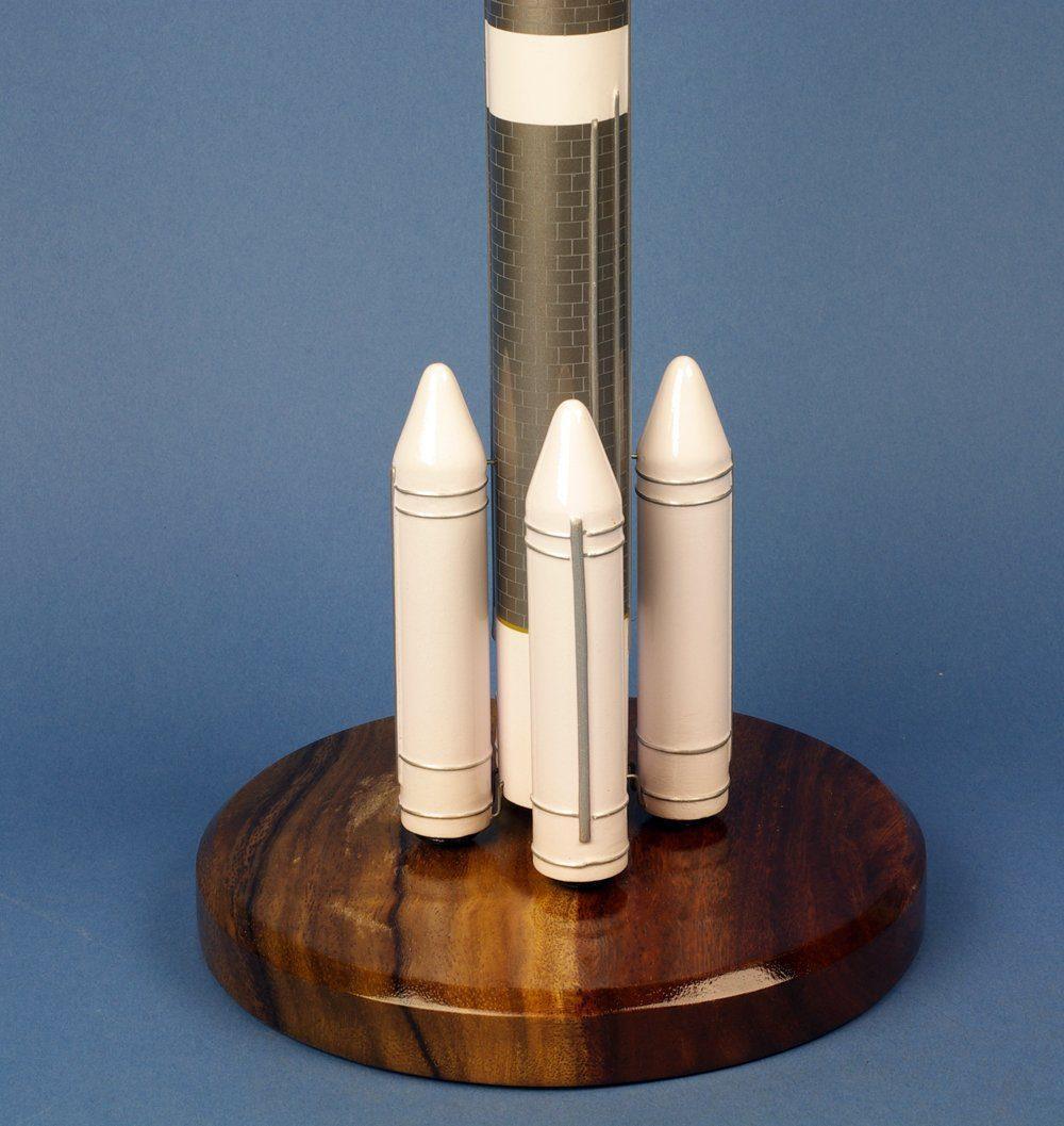 Ariane 6.4 maquette fusée bois 1/125 socle acacia