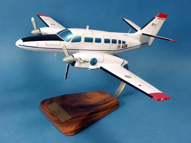 Cessna F-406 Caravan II maquette bois 1/32 socle acacia