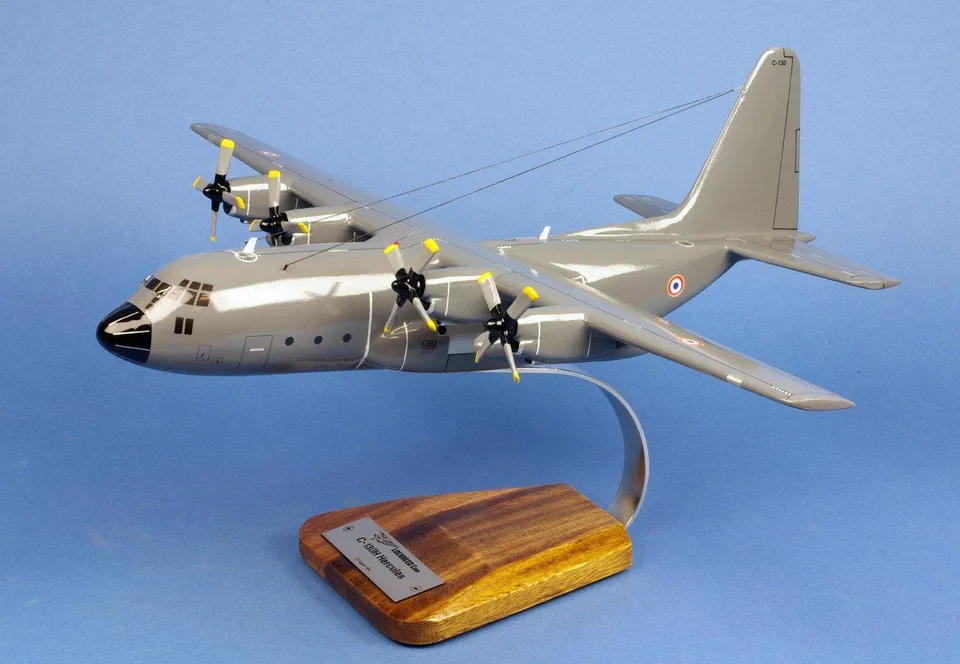 La Boutique du Pilote C-130H Hercules maquette avion bois 1/75