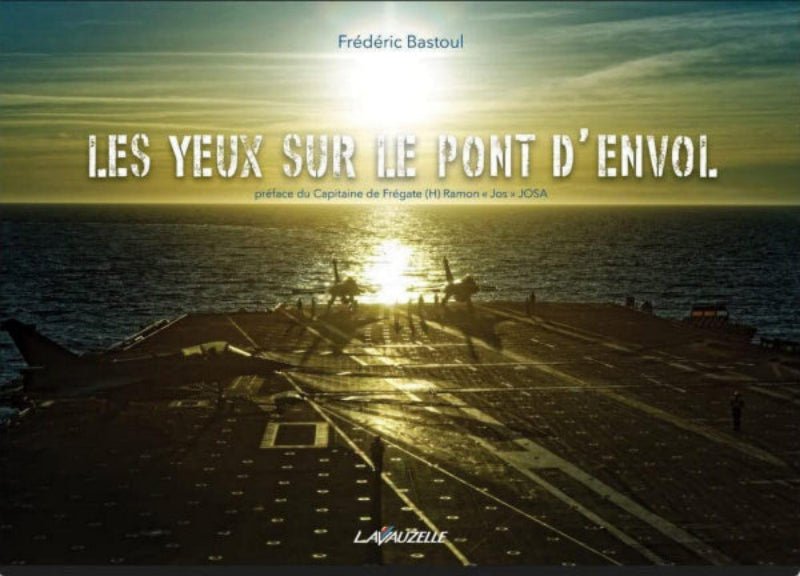 Les yeux sur le pont d'envol livre aviation porte-avions photo