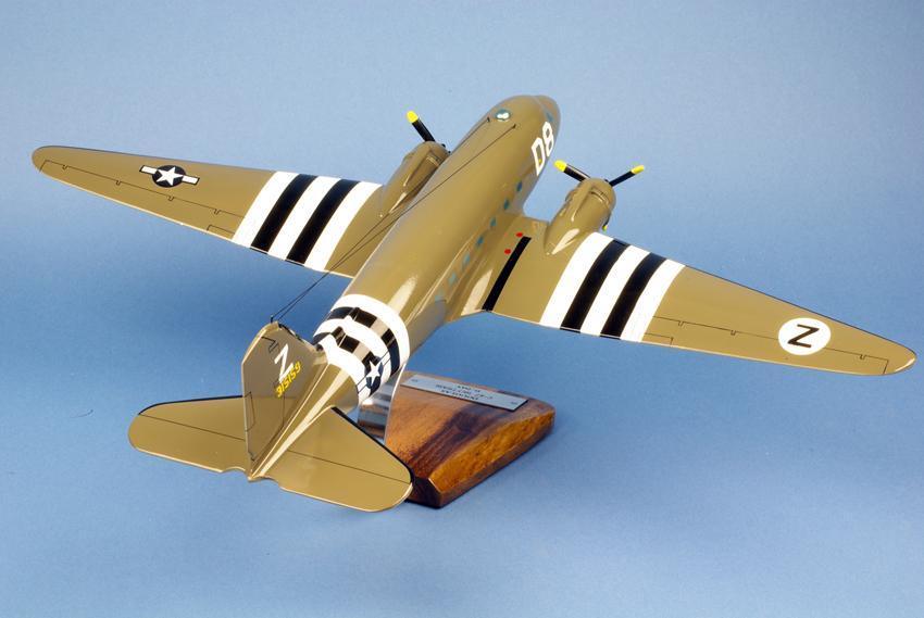 C-47 Skytrain maquette bois 1/55 54 cm socle acacia