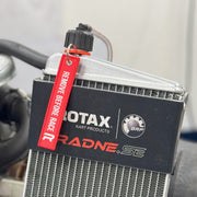 Radne Remove Before Race sangle radiateur rouge