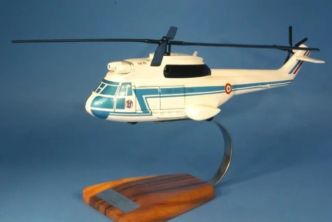 SA330 Puma maquette hélicoptère bois 1/35 40 cm