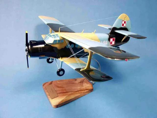 Antonov 2 Colt maquette bois 1/32 socle acacia 39cm