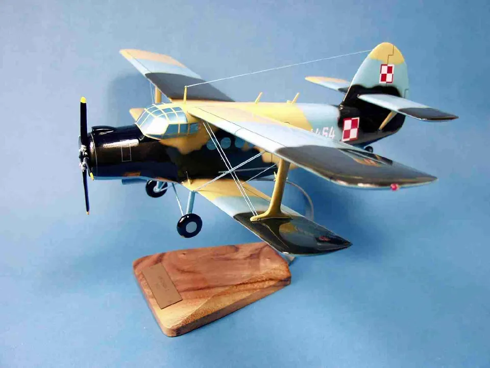 Antonov 2 Colt maquette bois 1/32 socle acacia 39cm