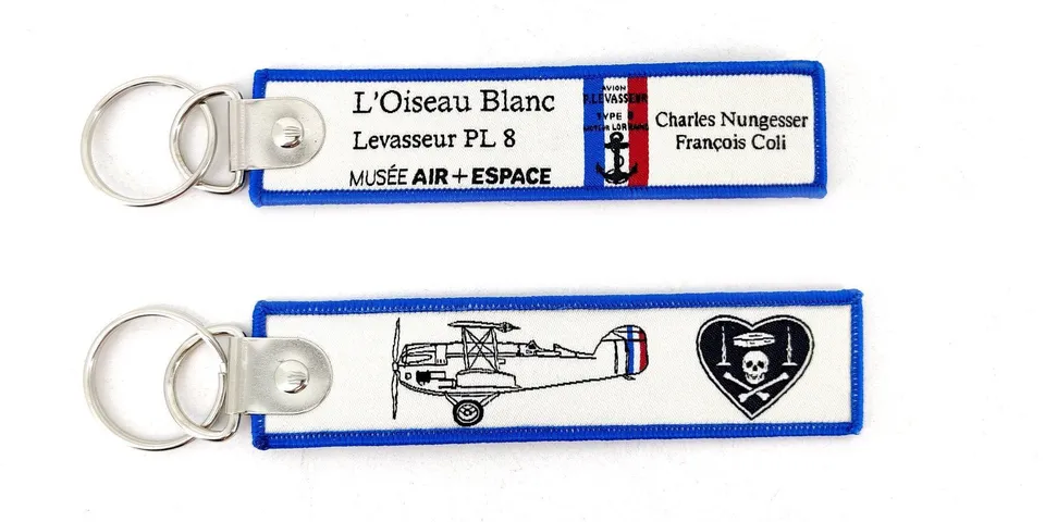 L'Oiseau Blanc porte-clés flamme brodé avion