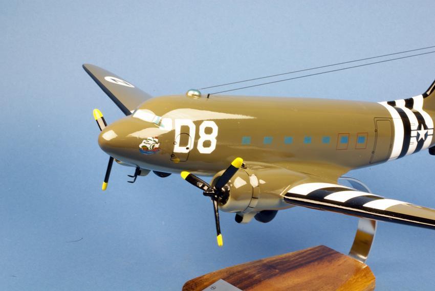 C-47 Skytrain maquette bois 1/55 54 cm socle acacia