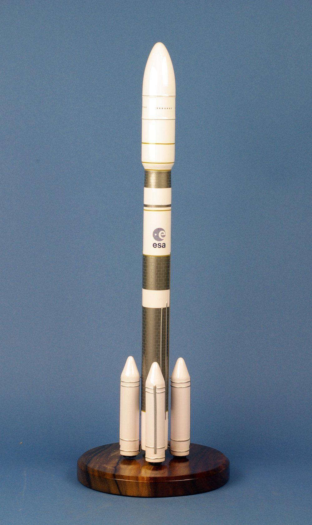 Ariane 6.4 maquette fusée bois 1/125 socle acacia
