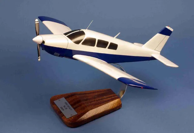 La Boutique du Pilote Piper PA-28 Arrow II maquette bois 1/24