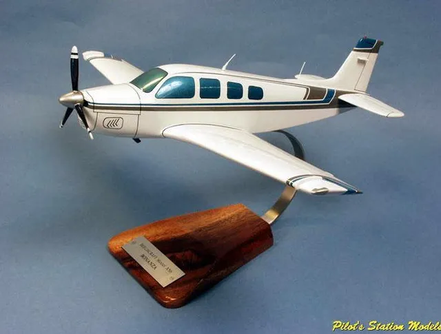 Beech A-36 Bonanza maquette bois 1/22 socle acacia