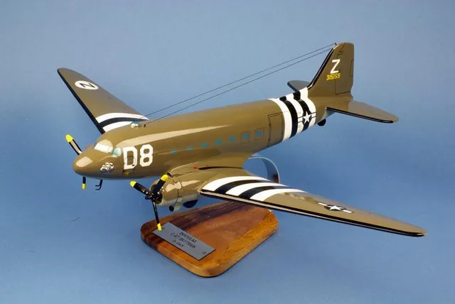 C-47 Skytrain maquette bois 1/55 54 cm socle acacia