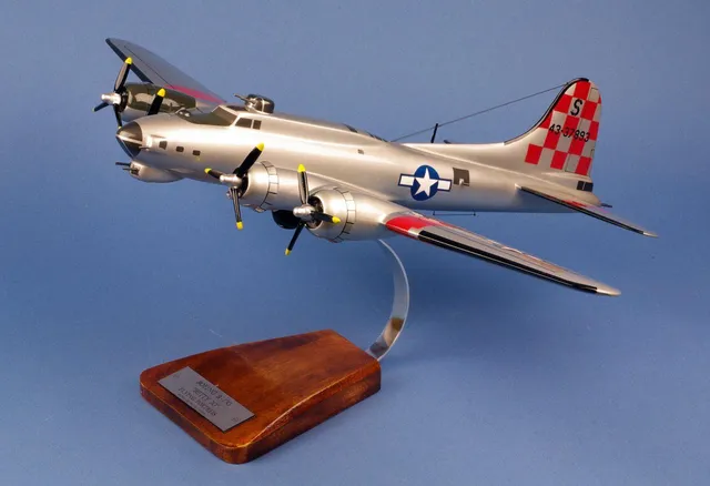 B-17G Flying Fortress Betty Jo maquette bois 1/55