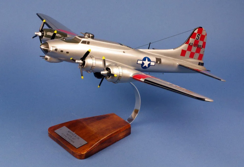 B-17G Flying Fortress Betty Jo maquette bois 1/55