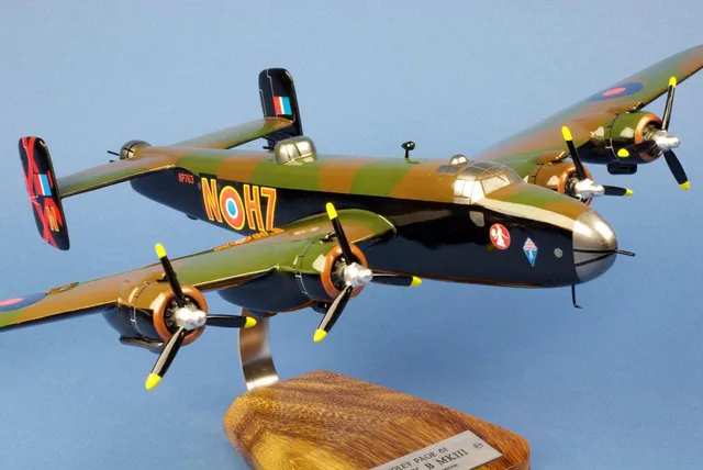 La Boutique du Pilote Handley Page Halifax maquette bois 1/60