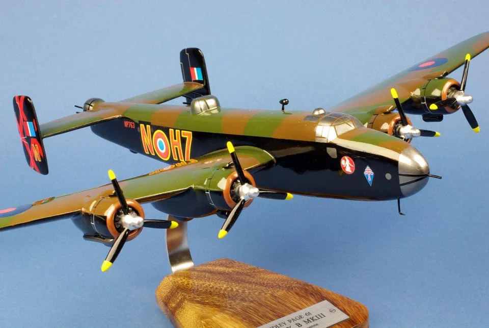 La Boutique du Pilote Handley Page Halifax maquette bois 1/60