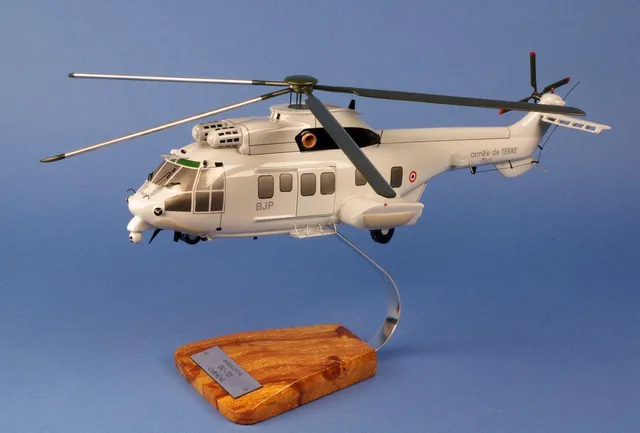 EC725 Caracal maquette bois 1/45 sur socle Acacia