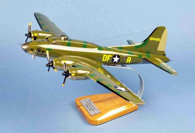 B-17F Flying Fortress Memphis Belle maquette bois 1/55