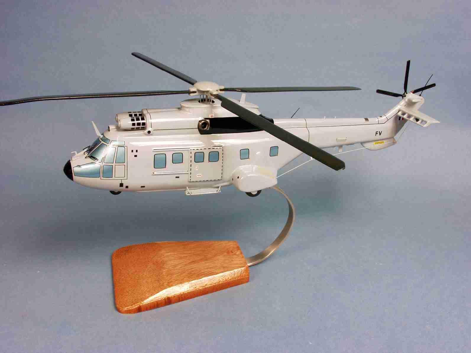 La Boutique du Pilote H225 Super Puma maquette bois 1/38 39cm