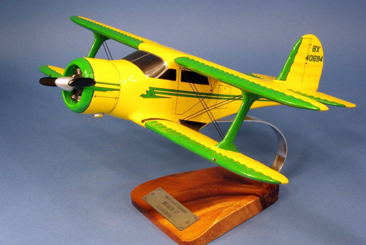 Beech D-17 Staggerwing Modèle réduit bois 1/24 sur socle