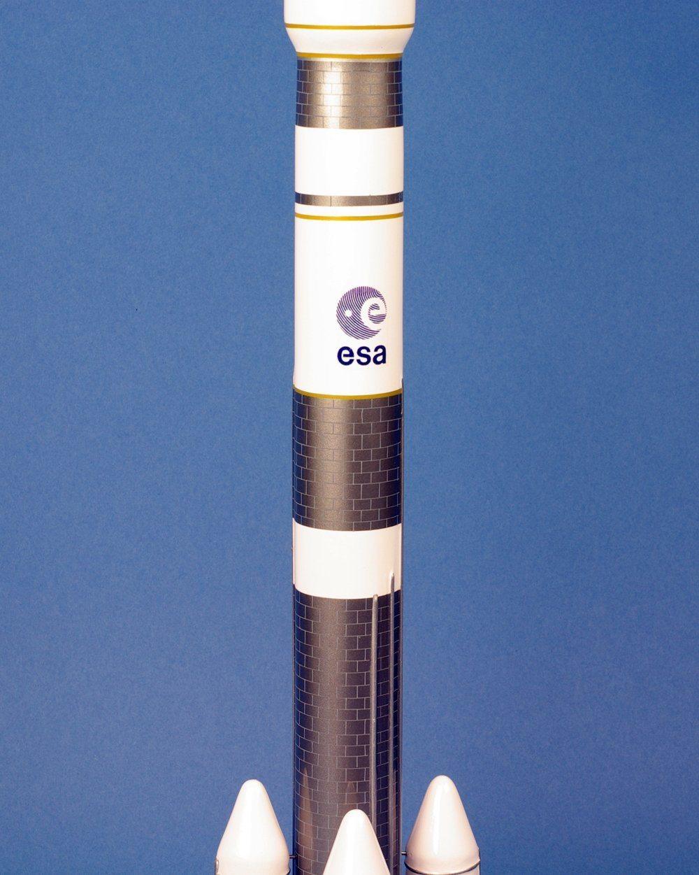 Ariane 6.4 maquette fusée bois 1/125 socle acacia