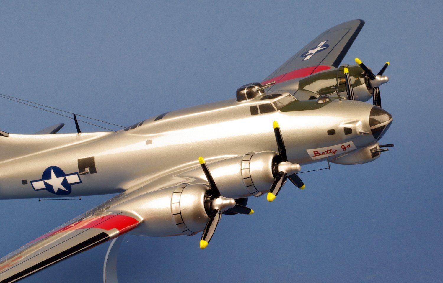 B-17G Flying Fortress Betty Jo maquette bois 1/55