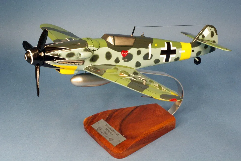 La Boutique du Pilote Bf109G-6 Hartmann maquette avion bois 1/24